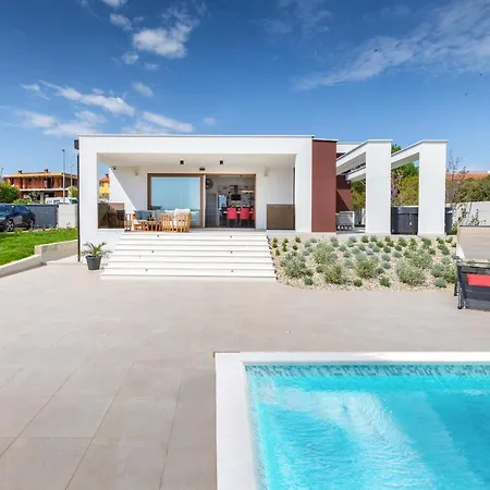 别墅 Grofica - Luxury And Romance With Heated Pool, Jacuzzi, Tavern And Proximity To The Sea, - Istria
