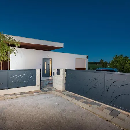 Grofica - Luxury And Romance With Heated Pool, Jacuzzi, Tavern And Proximity To The Sea, - Istria