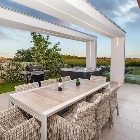 Villa Grofica, New House, Heated Pool, Jacuzzi, Playgroung & Bbq, Near Beaches, - Istria