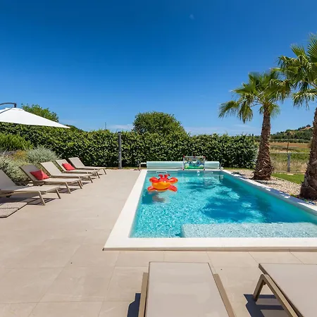 Grofica, New House, Heated Pool, Jacuzzi, Playgroung & Bbq, Near Beaches, - Istria