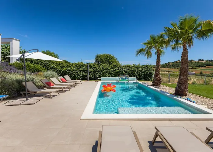 Grofica - Luxury And Romance With Heated Pool, Jacuzzi, Tavern And Proximity To The Sea, - Istria